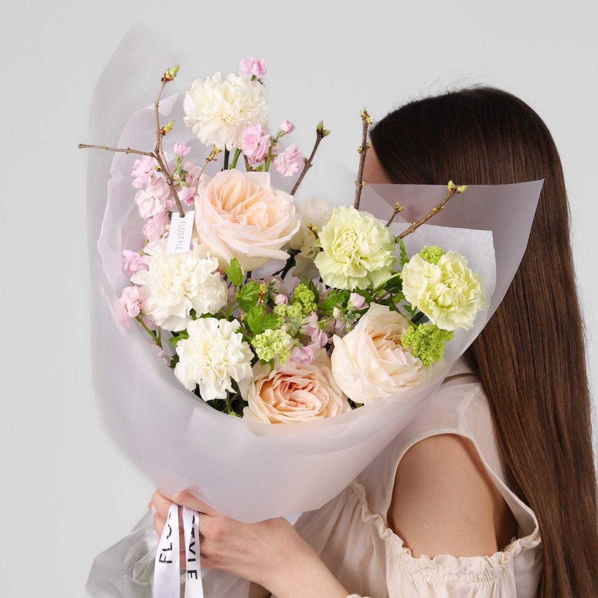 Букет с цветущими ветками 